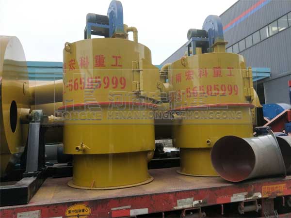 發(fā)往老撾的兩套&Phi;1000&times;7米雞糞烘干機(jī)裝貨現(xiàn)場